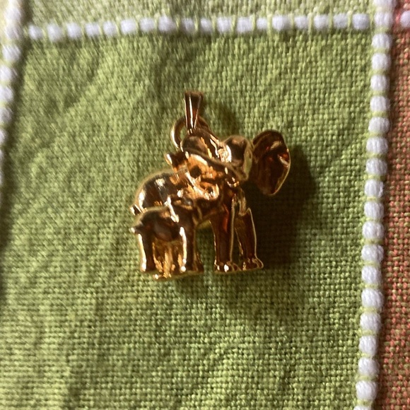 Lenox treasures Tender Hearts Elephant Box with matching golden charm - Picture 10 of 10